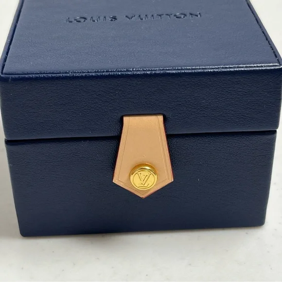 $3,550 Louis Vuitton LV Volt One Small Pendant 18-K White Gold Diamond Necklace - Picture 8 of 11